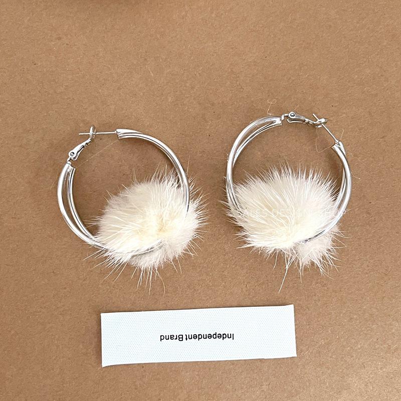 Dongdaemun Pom-Pom Circle Earrings: High-End, Versatile Autumn/Winter Fashion Studs