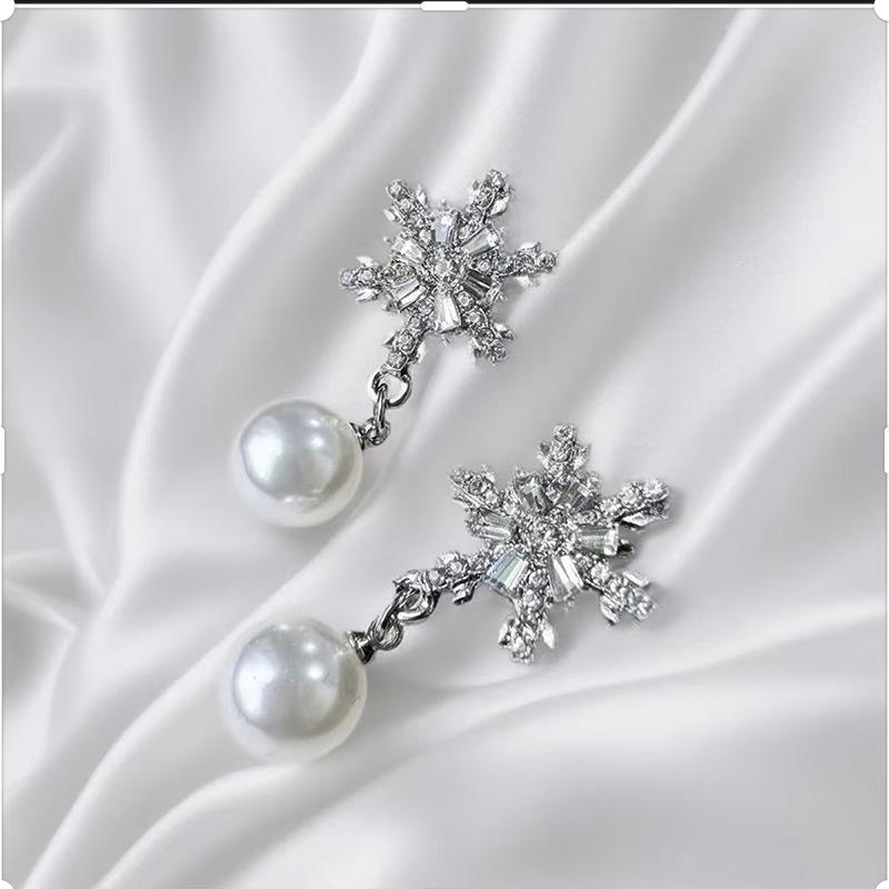 Elegant Snowflake Rhinestone Tassel Earrings: Exquisite, Versatile Studs for Women with a High-End, Unique Socialite Charm