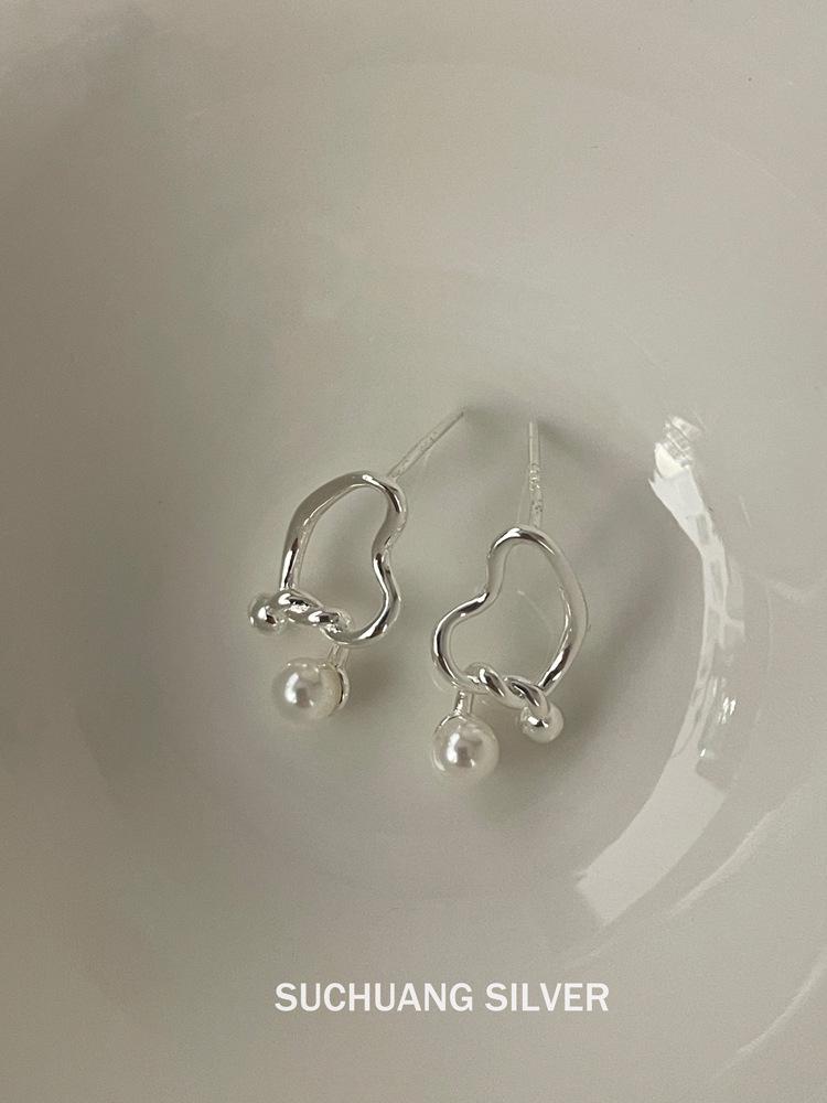 Su Chuang S925 Sterling Silver Irregular Heart Pearl Stud Earrings - Elegant High-End Ear Ornaments for Women