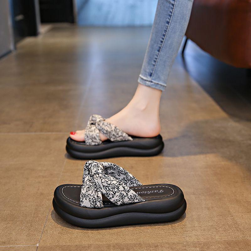 Fairy style fashion versatile popular beach shoes one-word cool slippers thick-soled slippers women's summer wear 2025 autumn new models