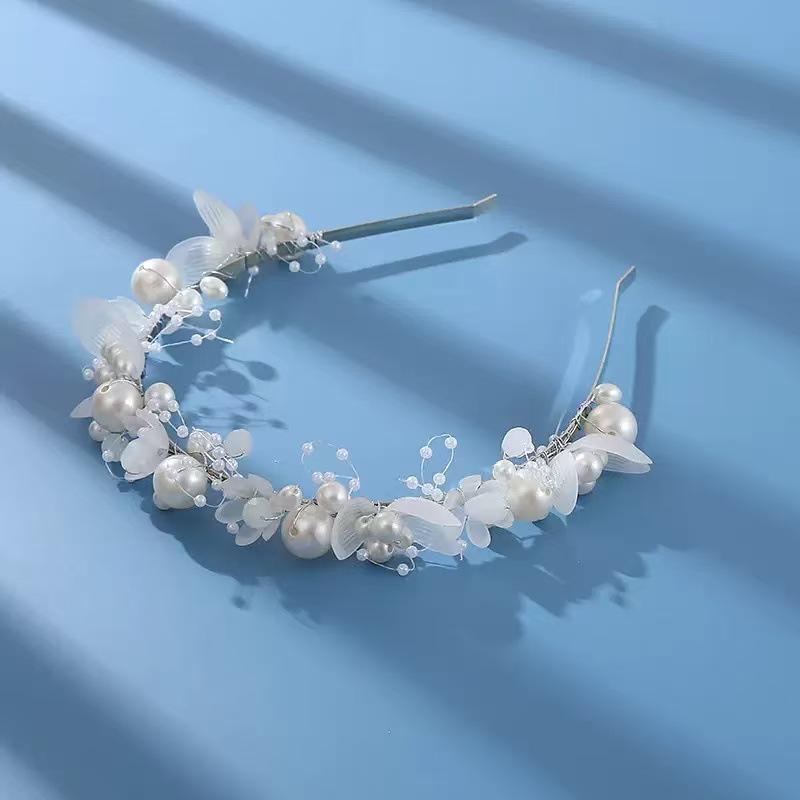Handgefertigtes weißes Perlen-Brautstirnband mit Blumen