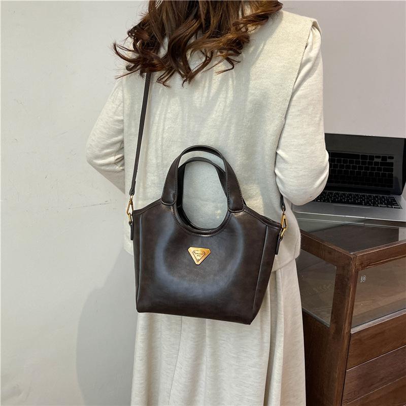 Fashion and Casual Versatile Hand Carrying Bucket Bag Women's 2025 Autumn and Winter New Niche Simple High-end Shoulder Messenger Bag
