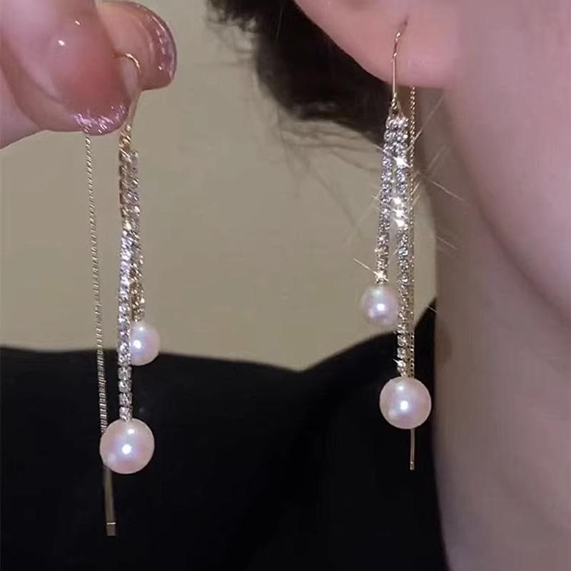 Cat's Eye Tassel Ear Chain 2024 Trend: Elegant Long Earrings with Light Luxury Design