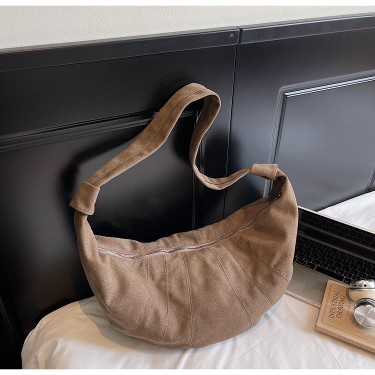 

Slack retro flannel large-capacity bag women s 2025 new autumn and winter versatile messenger bag croissant tide темно-коричневого