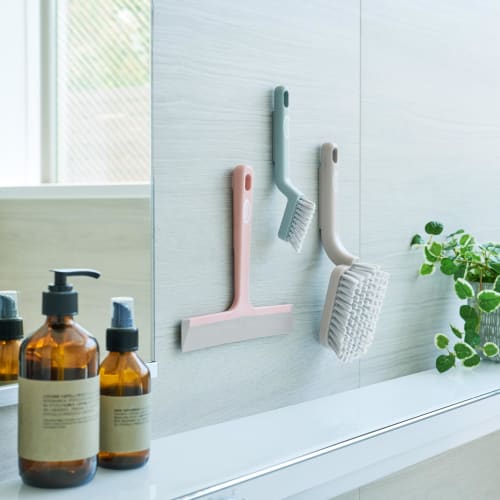 Toffy Clean Life with Toffy Magnetic Crevice Brush CL-MSB for Bathtub, Tile, and Gap Cleaning, Scrubbing, Wall-Mounted with a Magnet, Drains Water, an