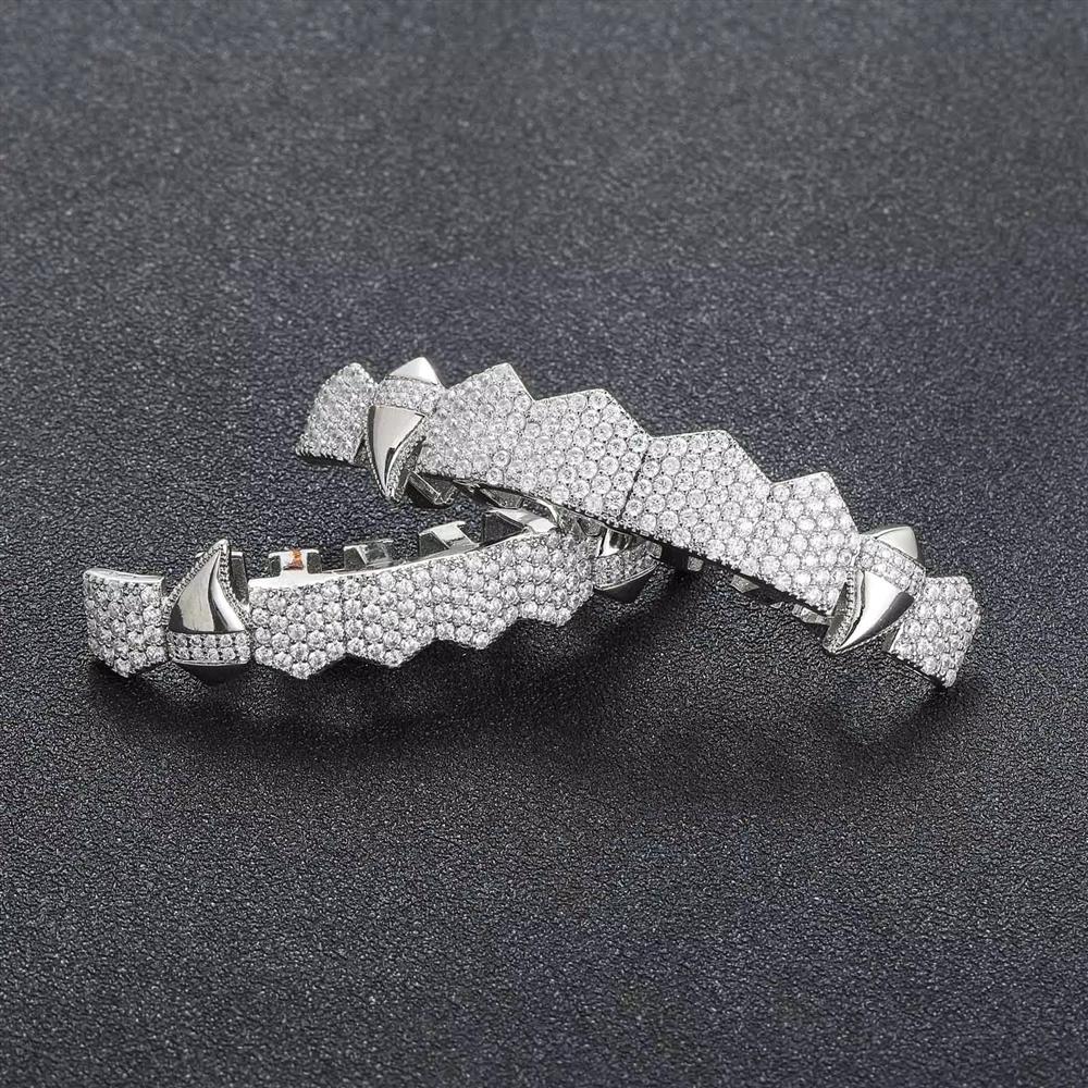 Halloween Vampire Fangs Hip Hop Jewelry 8 Teeth Top and Bottom Grillz Set Iced Out Gold Plated Diamond Grillz for Teeth