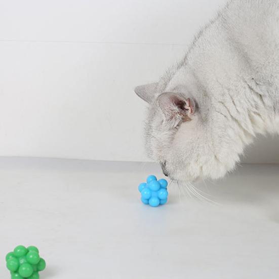 Hüpfender Katzenspielzeugball mit elastischem Rückprall TPR Multi-Winkel-Kauspielzeug für Alleinspiel & Zahnen Selbstunterhaltungsspielzeug für Kätzchen Erwachsene Katzen
