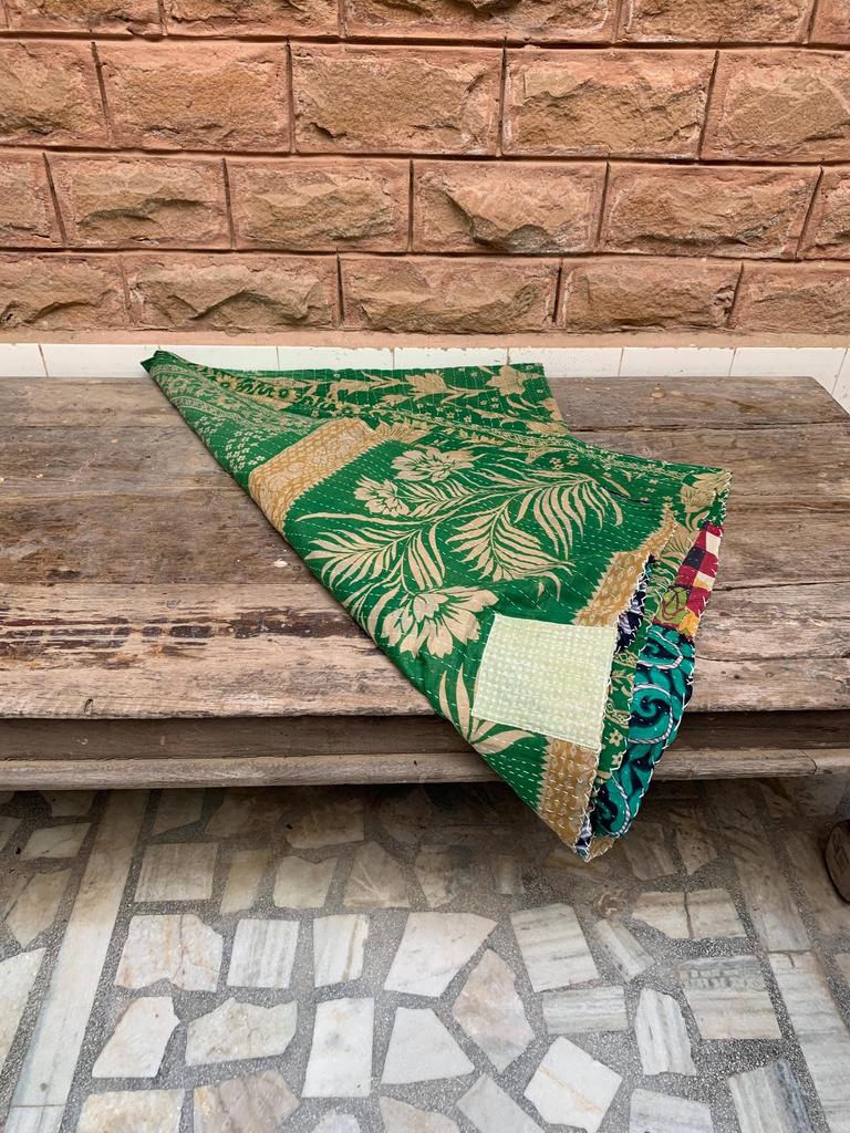 Vintage Kantha Quilt: Handgenähte florale Baumwoll-Überwurfdecke