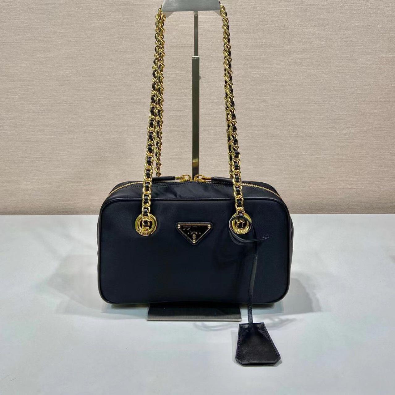 

Женская маленькая сумка-тоут Prada Parachute на цепочке через плечо 1BB121A 25 x 14.5 x 7.5 cm чёрный