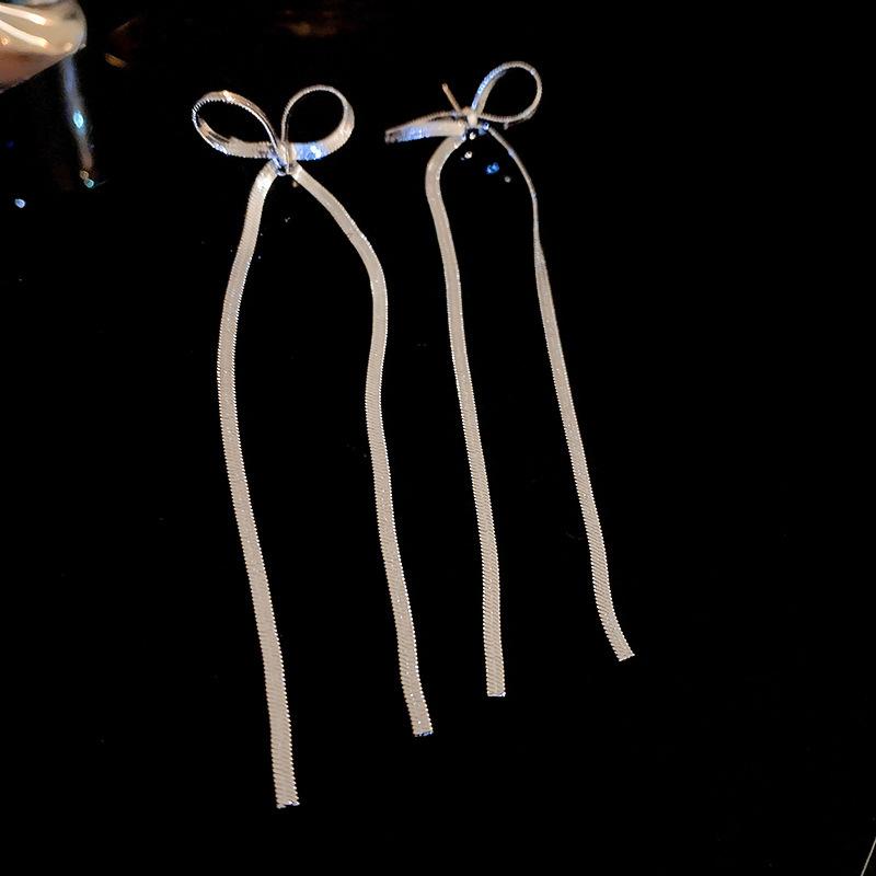 Silver needle metal chain bow earrings, niche cool style long earrings, light luxury and high-end fashionable earrings for women