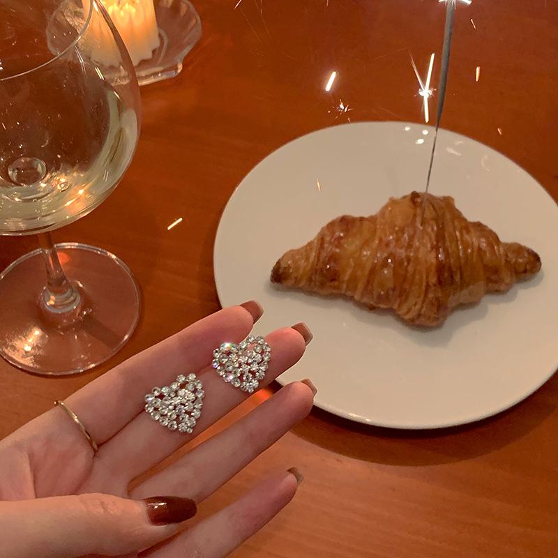 

Korean Influencer Heart Stud Earrings: High-End Trendy 2024 Women s Jewelry Ear Clip