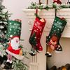 Lebhaft bunte Weihnachtssocken mit Designs von Weihnachtsmann, Schneemann und Rentieren