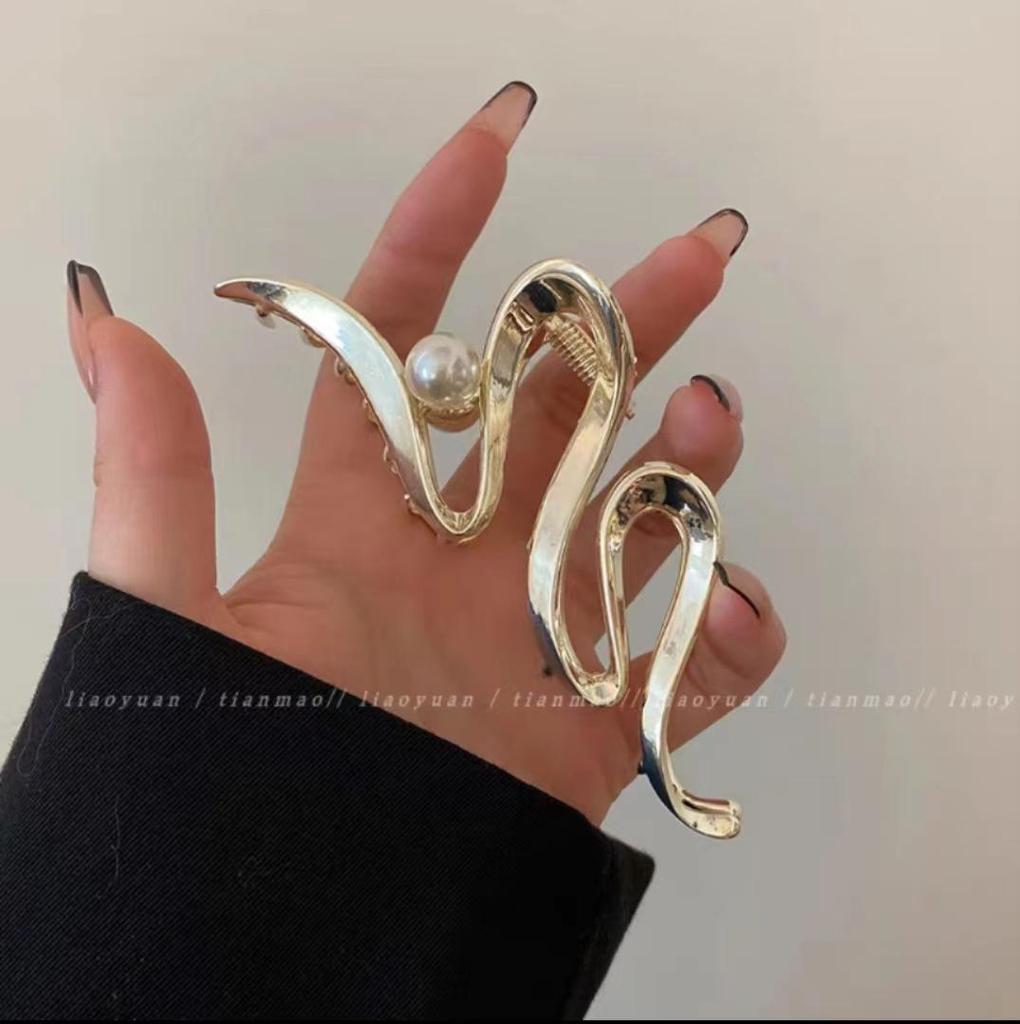 Premium Metal Shark Hair Clip for Women - Large Summer Headdress Hairpin, Unique Design