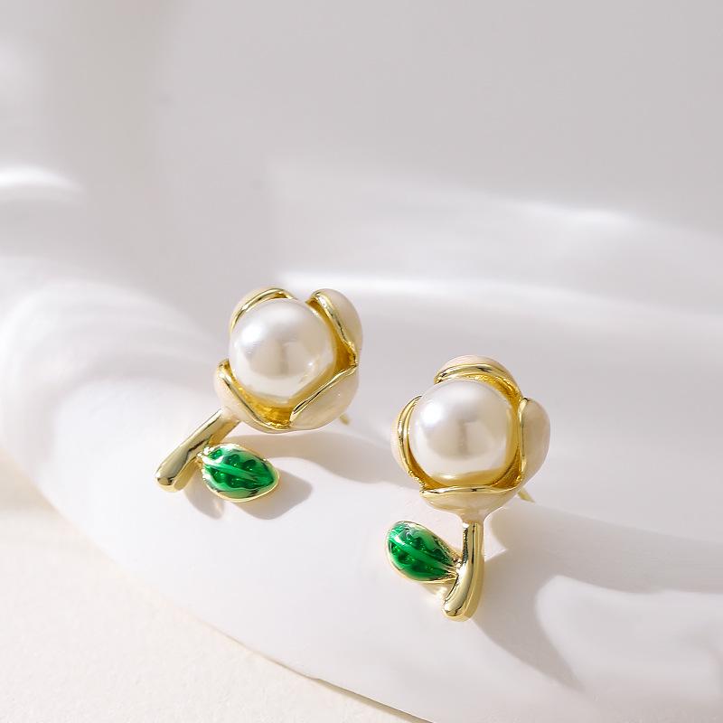 French gentle temperament small fragrant wind dripping oil tulip inlaid pearl stud earrings light luxury niche high-end exquisite earrings белый