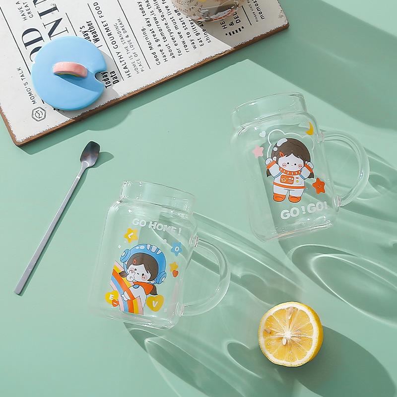 Kreative Cartoon Weltraum kleines Mädchen Glas Hochborosilikat Skala Glas Kleiner frischer Stil Wasserbecher mit Deckel Löffel