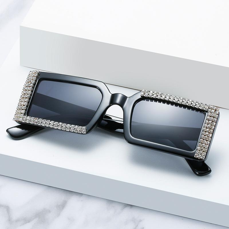 Diamond-Set Sunglasses, Larger-Frame Personalized Diamond Glasses, Street-Shot Pretty Girl Sunglasses