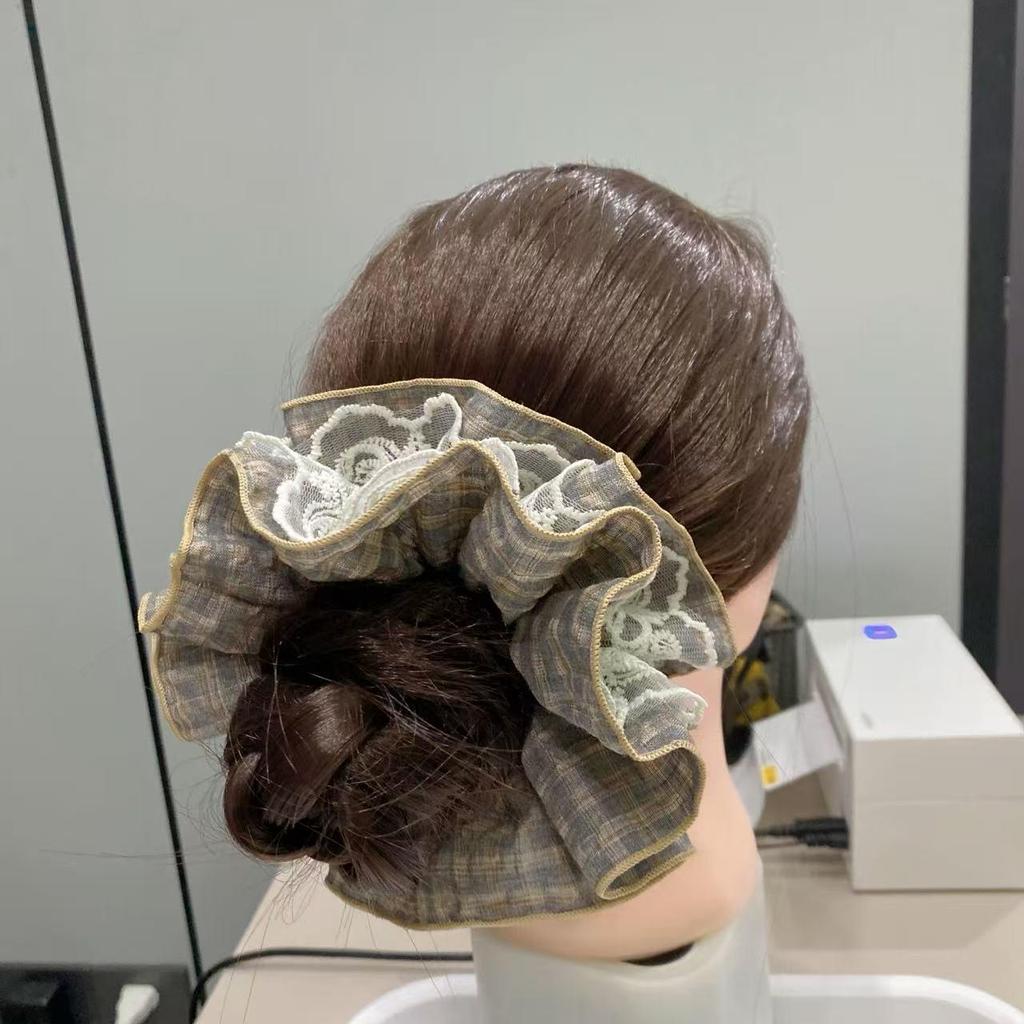 Eleganter karierter Haargummi mit Spitze für Damen - Perfekt für tiefe Pferdeschwänze im Herbst und Winter