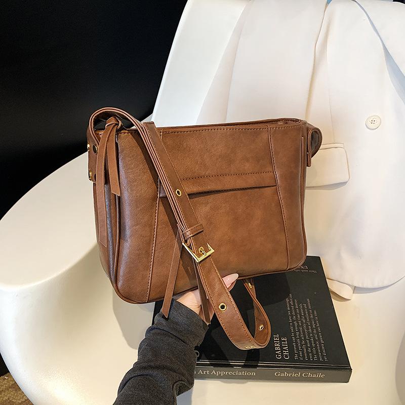 

Осенняя вместительная сумка-багет для通勤 для женщин 2025 новая простая сумка-тоут универсальная наплечная сумка-мессенджер коричневый