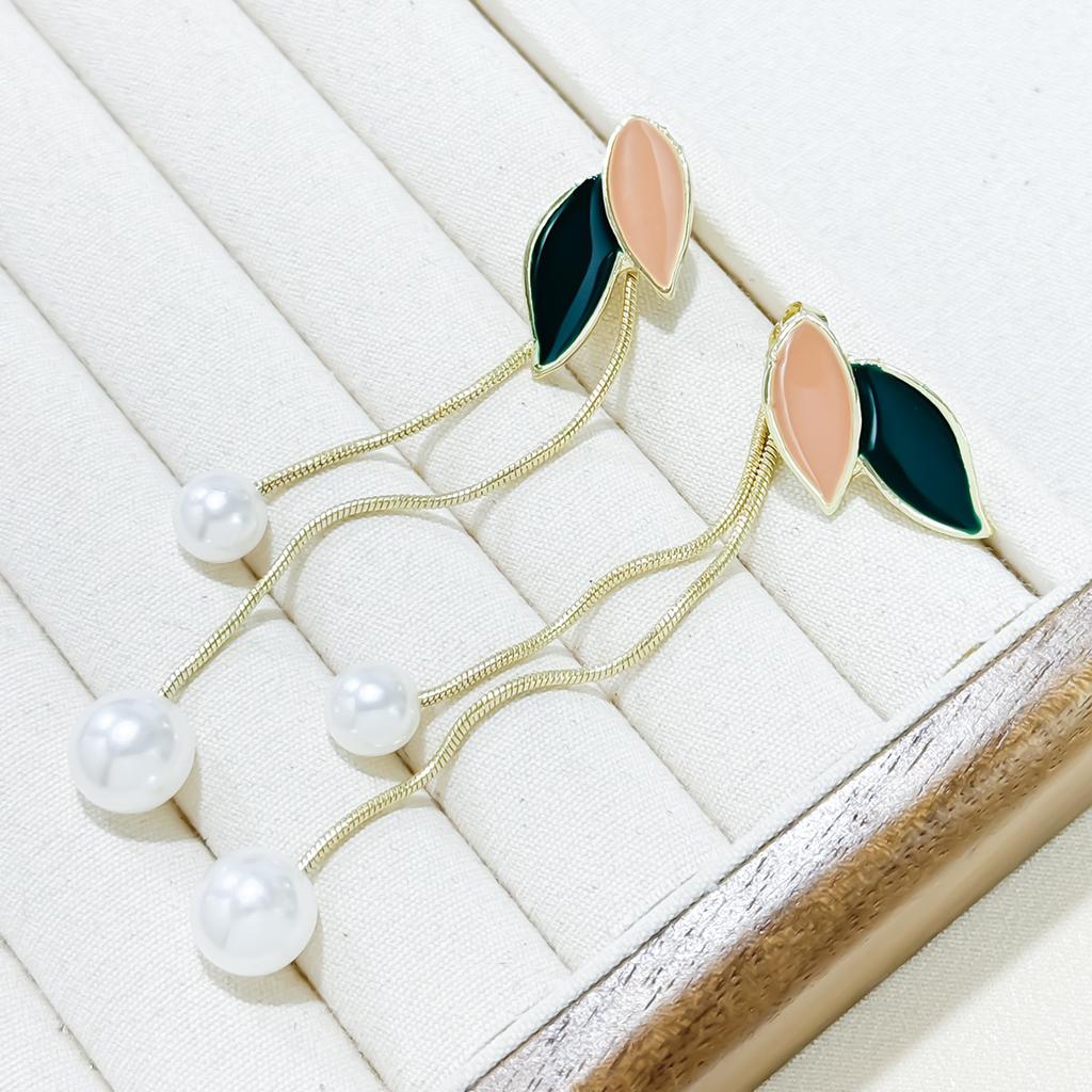 Boucles d'oreilles pendantes à feuilles perlées Design de niche Tempérament Luxe léger Boucles d'oreilles à clous feuille Disque bobine anti-moustique Pas de piercings d'oreille Clips d'oreille Femmes