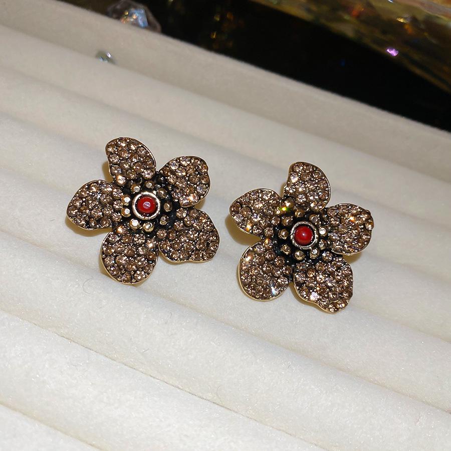 Elegant Diamond-Studded Flower Earrings: Silver Needle Retro Style for High-End Fashion