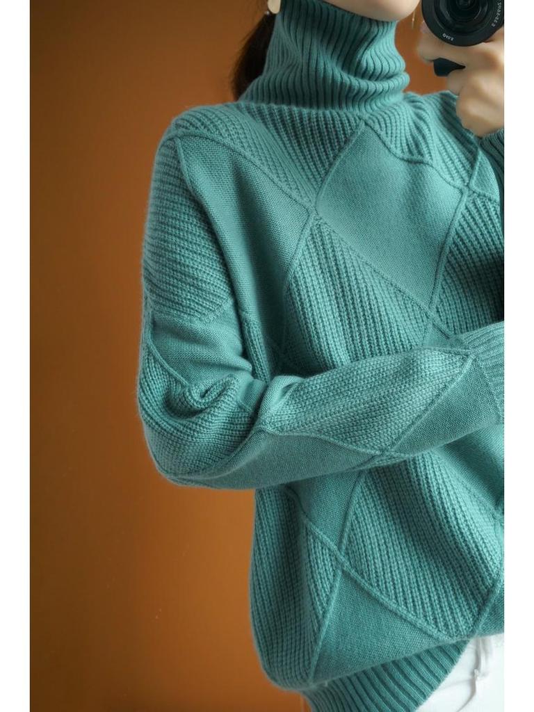 Dámský svetr s rolákem a kosočtvercovým vzorem - Podzim/Zima 2024, Jednobarevný, Volný střih, Pletený pulovr