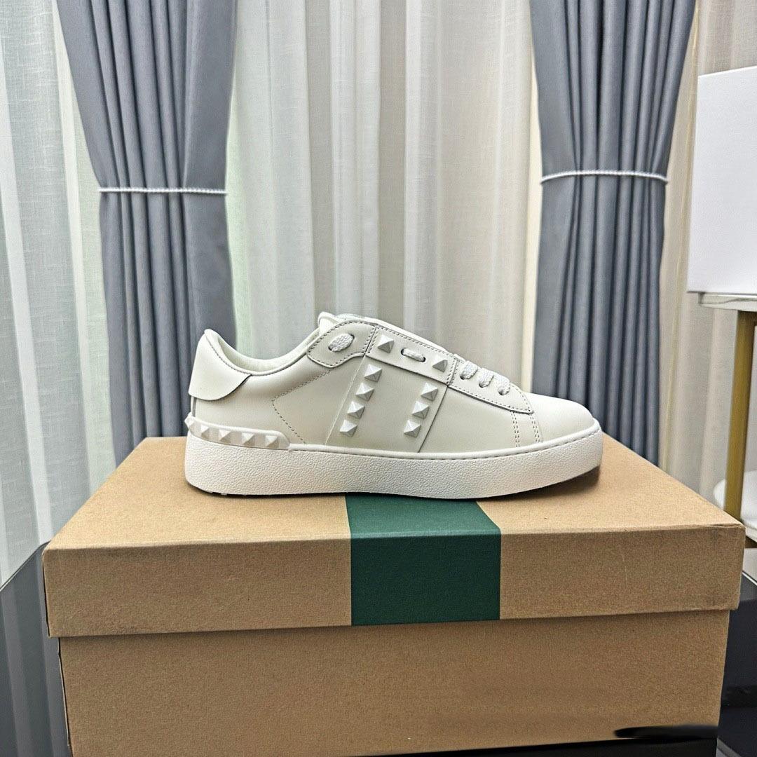 Thick-soled rivet white shoes men`s and
