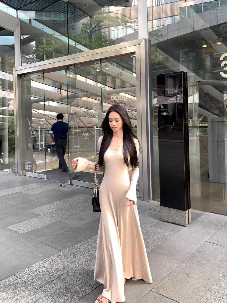 Black Slim-Fit Knitted Long-Sleeve Dress - Women's Spring/Autumn Trend