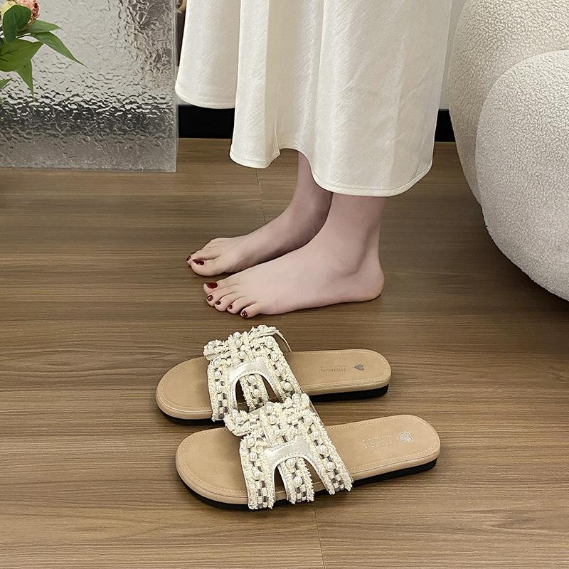 Wear small fragrant style fashion French fairy summer flat bottom word pearl 2025 new slippers beach cool slippers