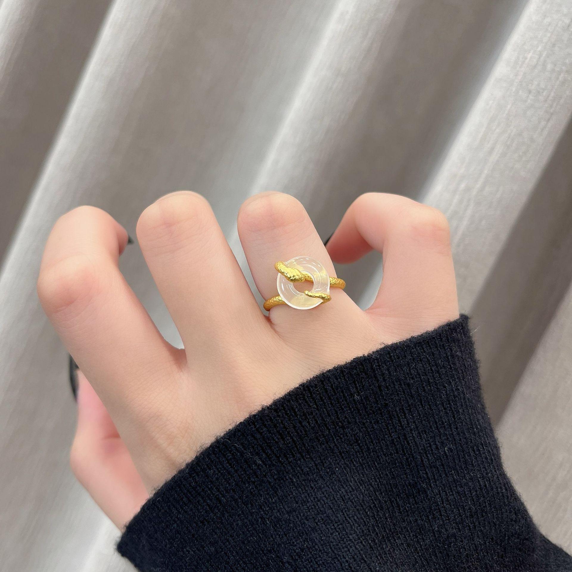 

Серебряное ожерелье со знаком зодиака «Змея» на ключице: Уникальный, универсальный и изысканный вариант для осени и зимы.