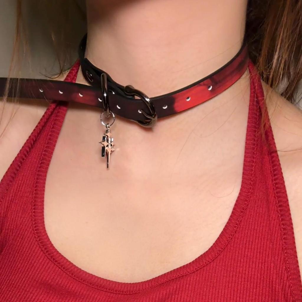 Chique Pittige Meisje Leren Bel Choker Ketting – Uniek Minderheidsontwerp
