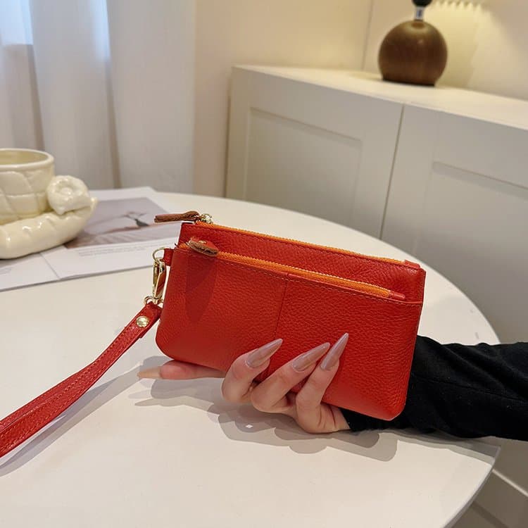 Litchi pattern lady holding wallet