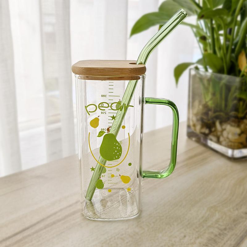 

Высококачественный стеклянный стакан с соломинкой, ручкой, крышкой, ложкой и принтом в виде сердечек и фруктов