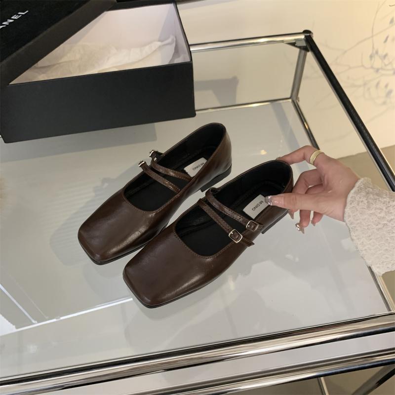 French evening wind silver single shoes female flat 2025 spring new temperament fairy commuter square head shallow mouth Mary Jane
