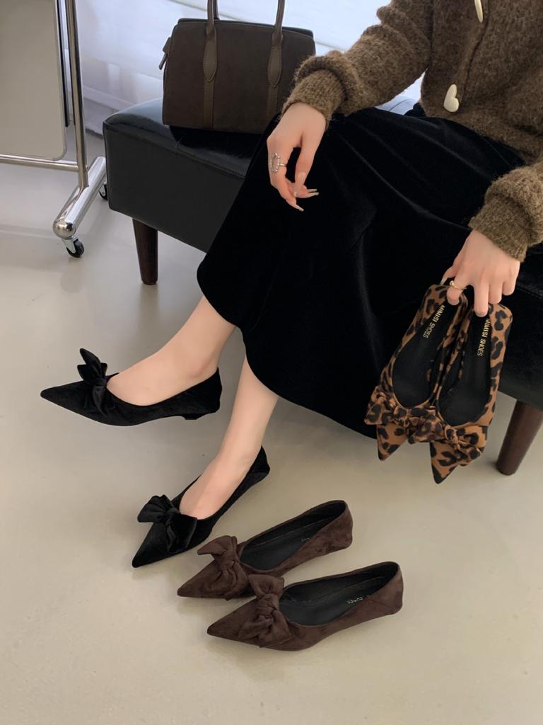 2025 Herbst neue spitze Wildleder Schleife Retro niedrige Absätze Damenschuhe Mode dicke Absätze Pendlerschuhe