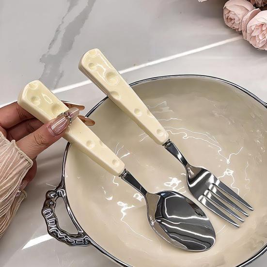Westliches Essgeschirr Edelstahl Käseloch geprägter Griff Steak Pasta Suppe Dessert Messer Gabel Löffel Esstisch Besteck