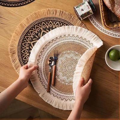 Σουπλά Boho Στρογγυλό σουπλά 15 ιντσών Τραπέζι με κρόσσια από υφαντό αγρόκτημα από γιούτα με πατάκι Pompom φούντα για τραπεζαρία INS Διακοσμητικά τραπεζιών