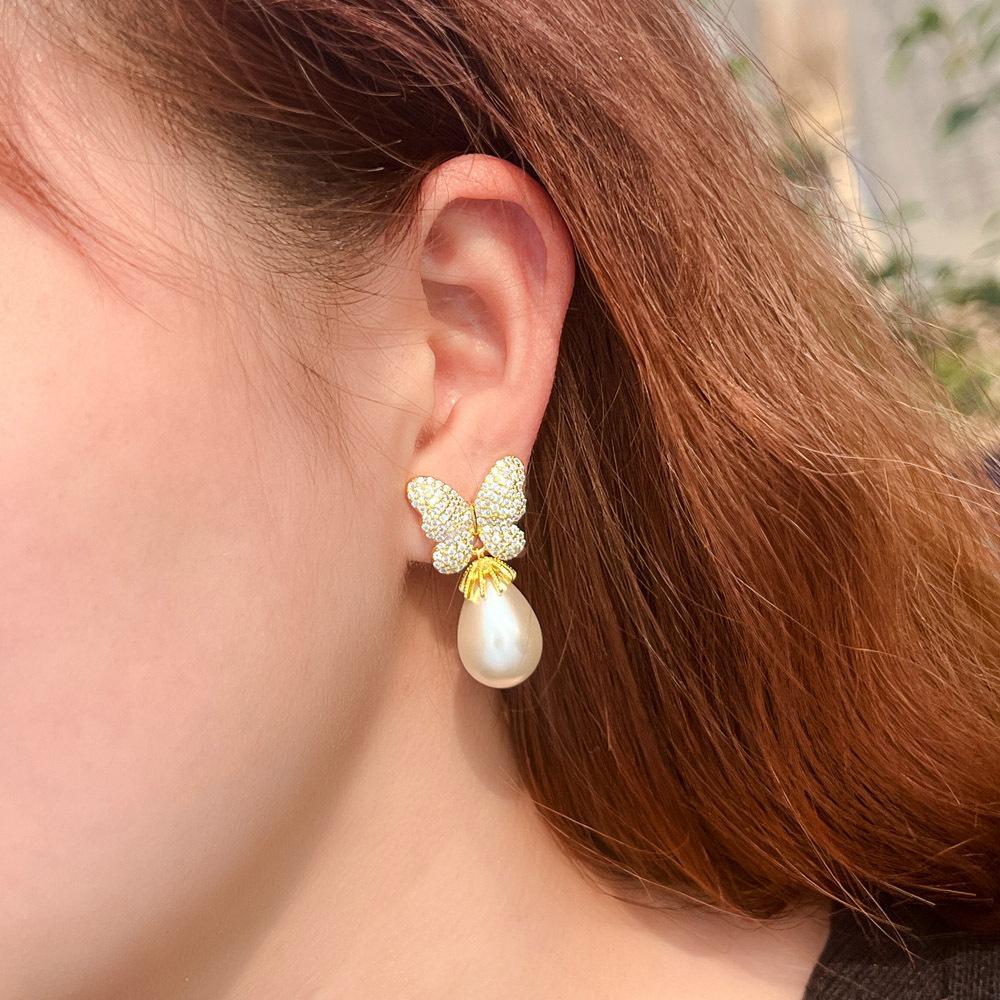 Francuskie kolczyki z perłami, słodkie temperamentne trójwymiarowe kolczyki sztyfty z cyrkoniami mikro-inlayowanymi, super bajkowe kolczyki.