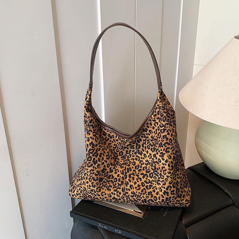 

Leopard print large-capacity bag women s new fashionable retro commuter shoulder bag popular for work in autumn and winter