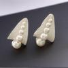 European & American Pearl Stud Earrings: Retro Niche Design with Ins Style Personality.