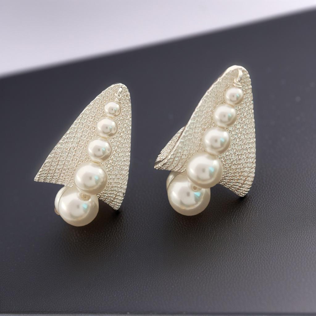 European & American Pearl Stud Earrings: Retro Niche Design with Ins Style Personality.