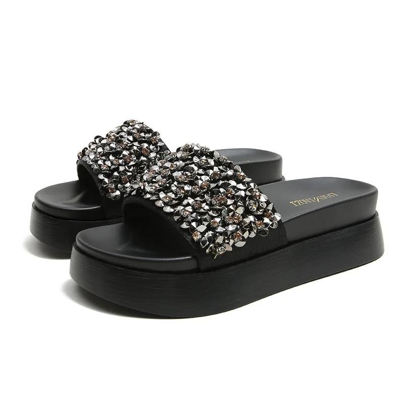 Fashion Thick Soled Classic Slippers with a Sense of Luxury 2024 New Women's Rhinestone Beaded Summer Fashion Sandals for External Wear