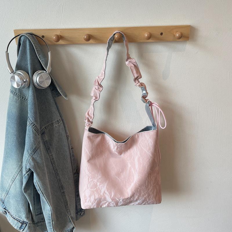 

2025 autumn new niche design tote bag high sense light luxury popular bag women s hand shoulder commuter bag розовый