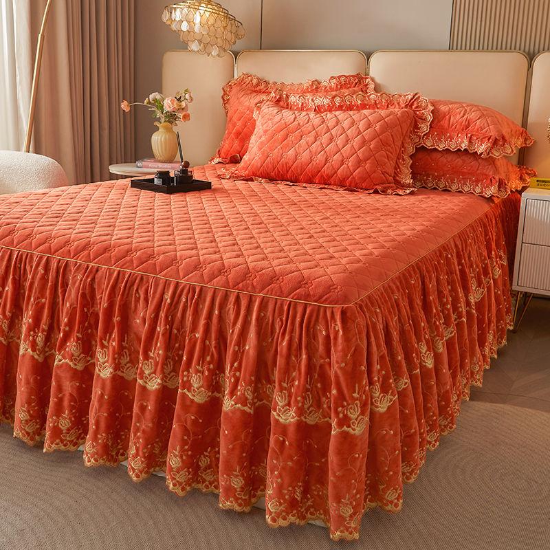 Zeitgenössisches gestepptes Karomuster-Spitzen-Bettrock-Set mit Kissenbezügen - 3-teilig, weiches, bequemes, atmungsaktives einfarbiges Design für das Schlafzimmer