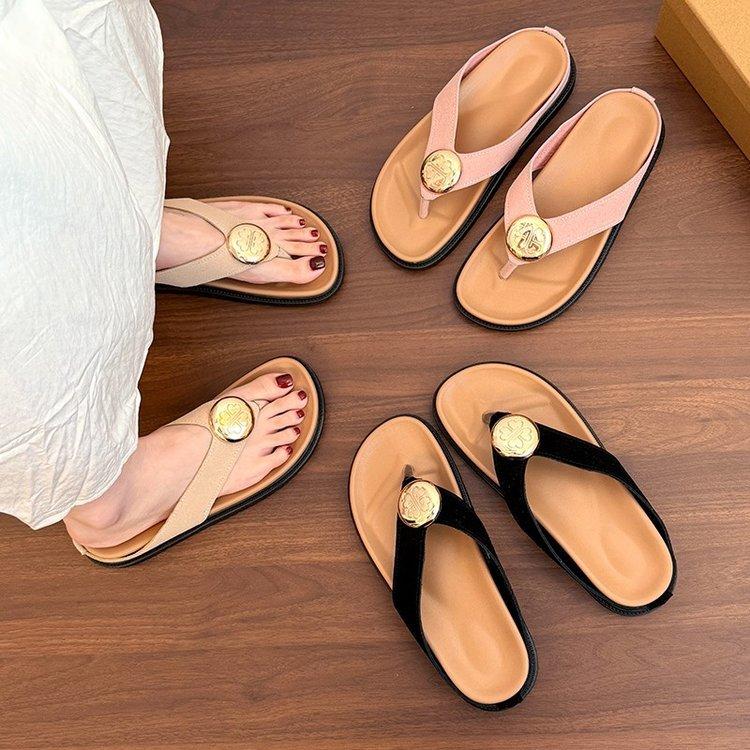 French thick-soled black pinch-on flip-flops for women's summer outer wear high-end 2025 new models with skirts, toe-on cool slippers