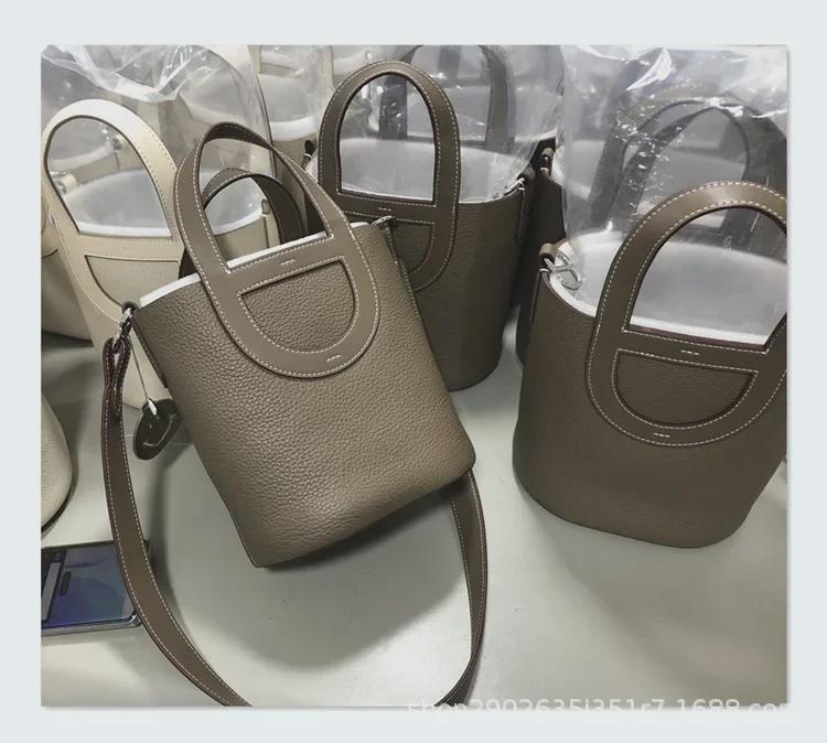 Handväska i äkta koskinn för kvinnor - Vår 2023 Hinkväska med Grisnäsa-design och Enkel Axelrem