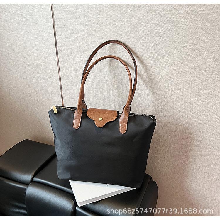 Casual hand-held large-capacity bag women's 2025 spring/summer new simple lightweight shoulder bag for commuting to work