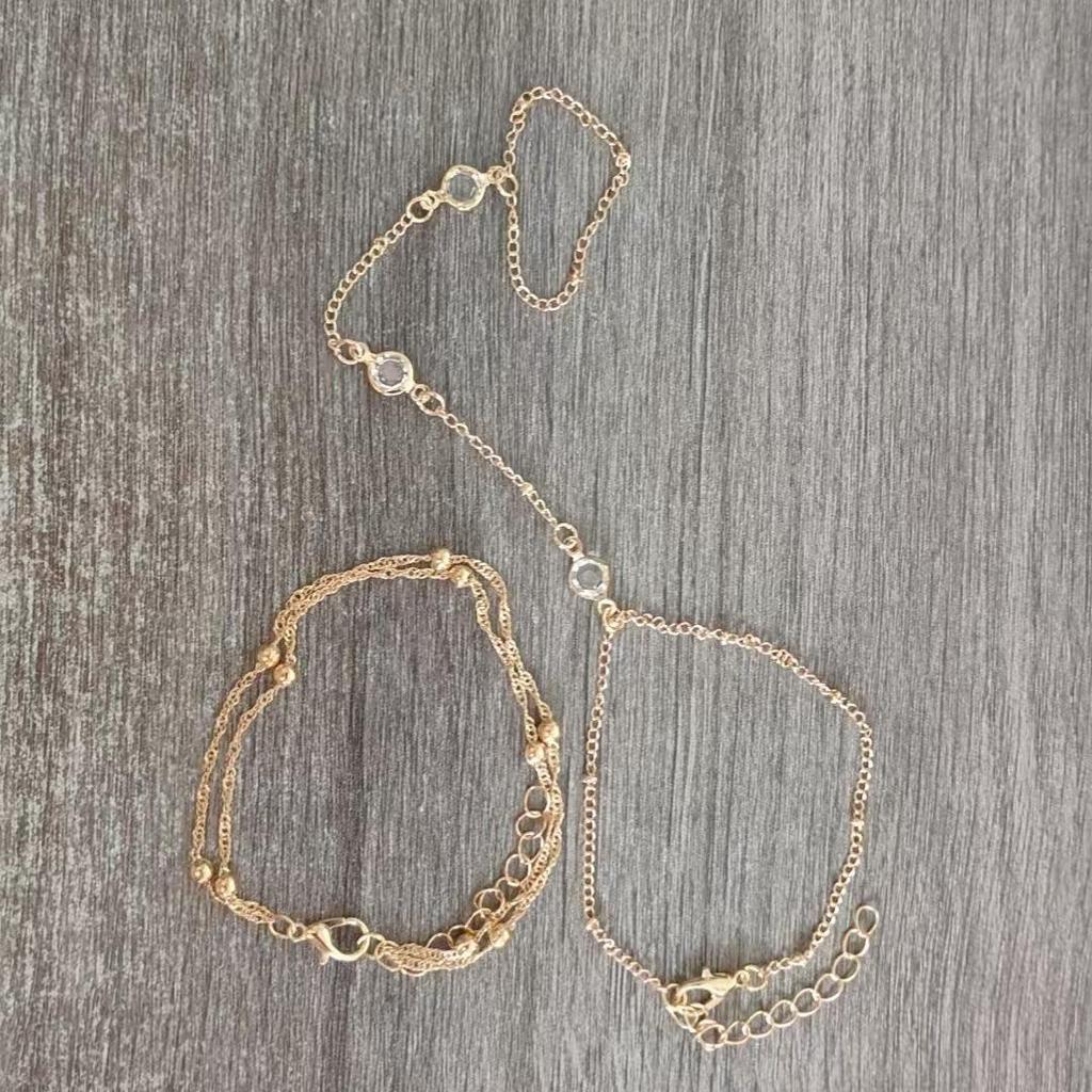 Bracciale Schiava Europeo Creativo in Cristallo Zirconia: Catena Quadrata con Perline e Collegamento al Dito da Donna