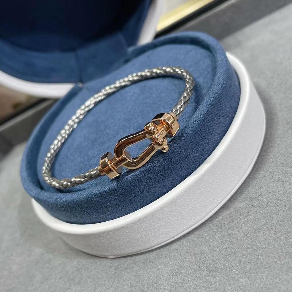 Fred High-End Náramek s podkovovou sponou a červenou šňůrkou s diamanty z 18karátového růžového zlata pro páry