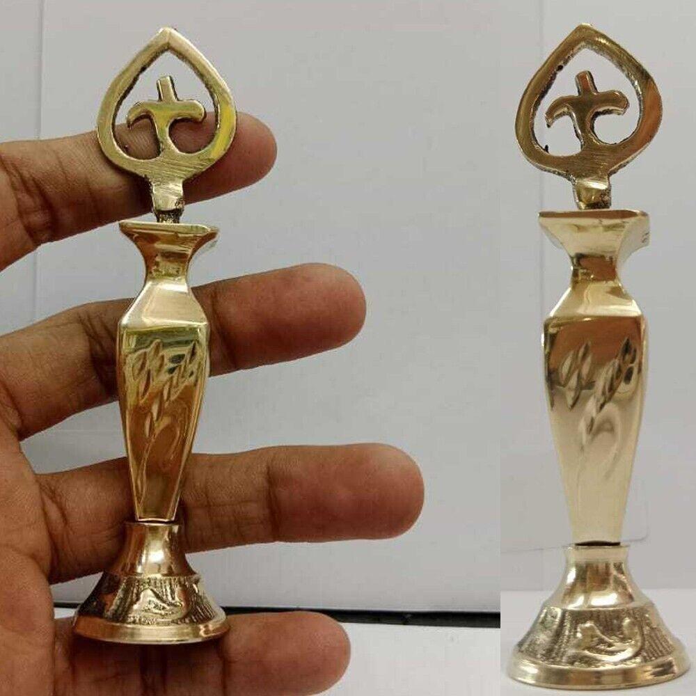 

Handcrafted Golden Metal Surmadani | Traditional Surma Holder & Applicator | Vintage Decorative Piece S золотистий