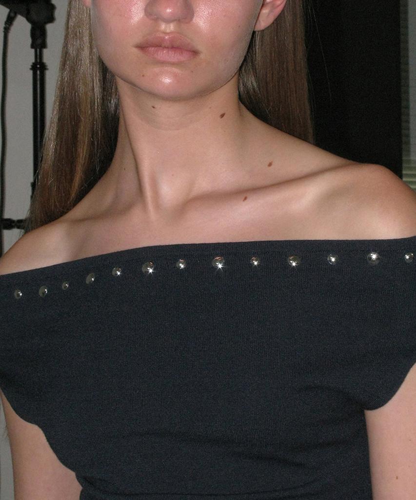 PARTIMENTO WOMEN Studded Off-Shoulder Knit Top_Navy